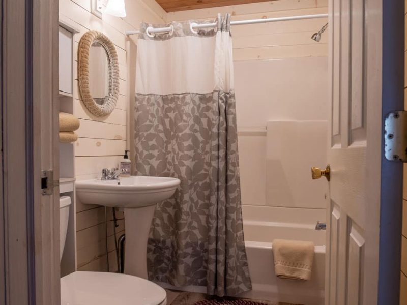 suite-bathroom-02